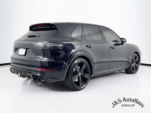 Used 2023 Porsche Cayenne GTS w/ Sport Chrono Package (8LH) AWD/4WD image 7