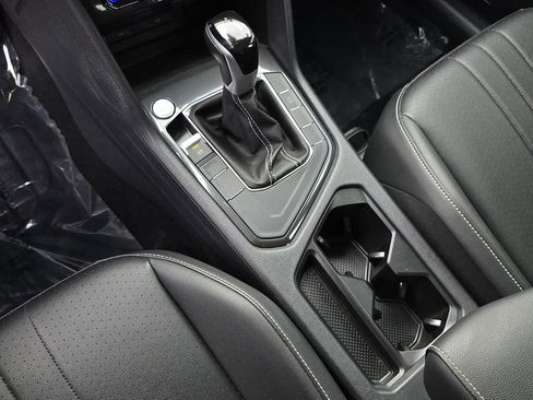 Used 2024 Volkswagen Tiguan SE w/ Panoramic Sunroof Package FWD image 32