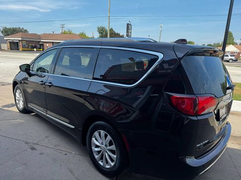 Used 2018 Chrysler Pacifica Touring-L FWD image 5