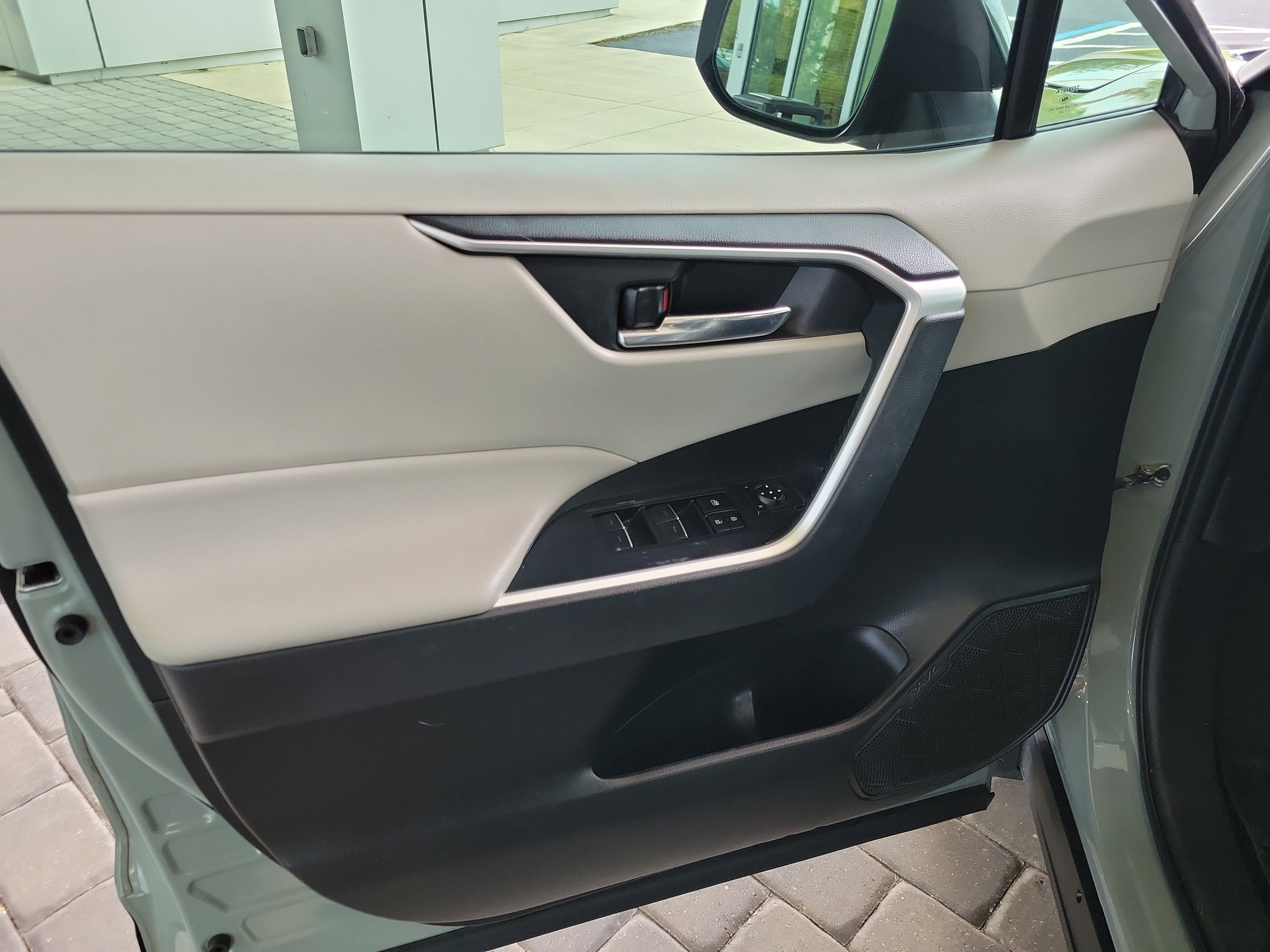 Used 2022 Toyota RAV4 XLE w/ Convenience Package FWD image 10