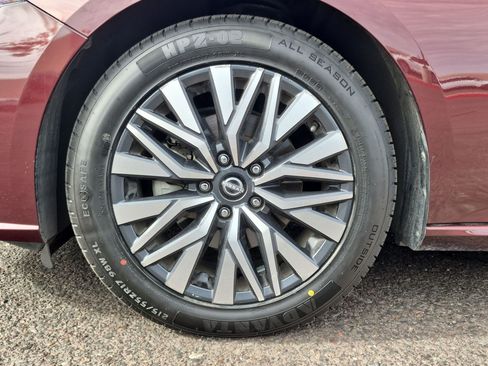 Used 2024 Nissan Altima 2.5 SV FWD image 10