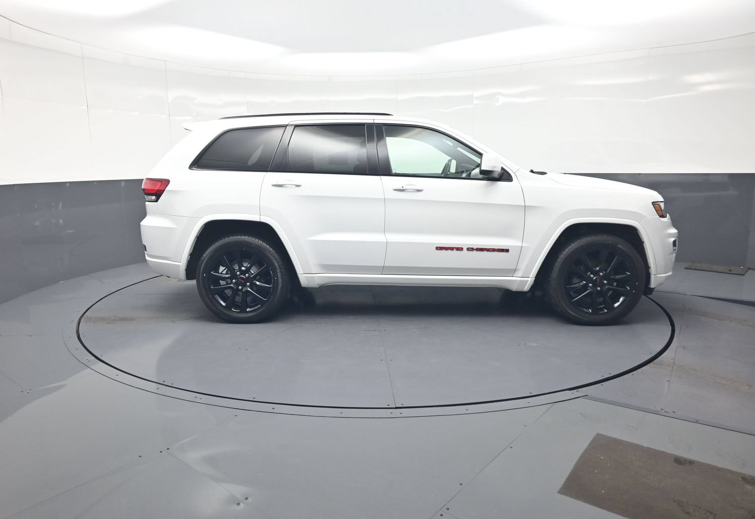 Used 2020 Jeep Grand Cherokee Altitude AWD/4WD image 2
