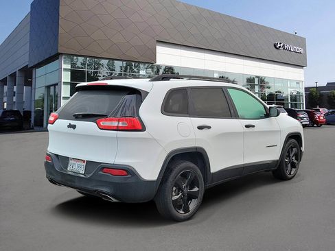 Used 2017 Jeep Cherokee Altitude image 2