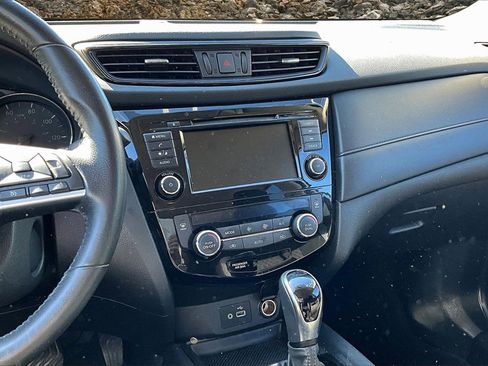 Used 2018 Nissan Rogue SV image 6