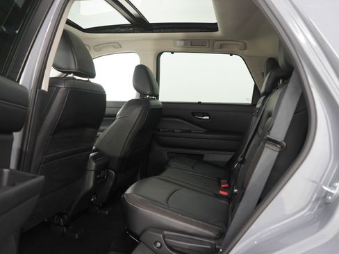 Used 2024 Nissan Pathfinder SL AWD/4WD image 19