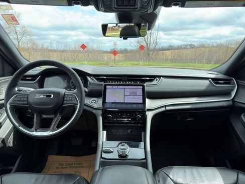 Used 2024 Jeep Grand Cherokee Limited w/ Luxury Tech Group II image 21