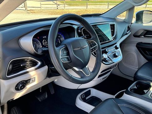 Used 2023 Chrysler Pacifica Touring-L image 11