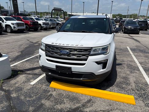 Used 2018 Ford Explorer XLT w/ Equipment Group 202A AWD/4WD image 2
