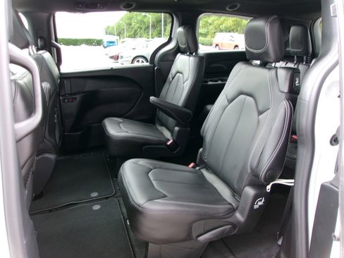 New 2026 Chrysler Pacifica Select image 18