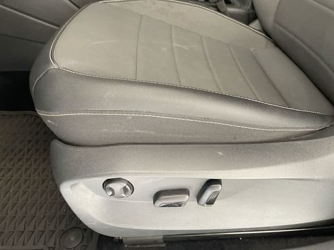 Used 2022 Volkswagen Taos SE w/ Panoramic Sunroof Package FWD image 12