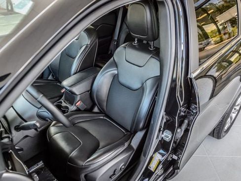 Used 2019 Jeep Cherokee Latitude Plus FWD image 38