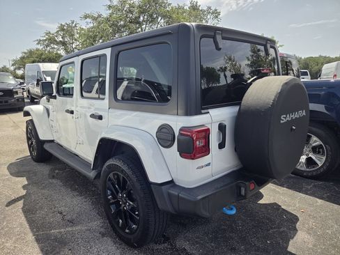 Used 2022 Jeep Wrangler Unlimited Sahara AWD/4WD image 4