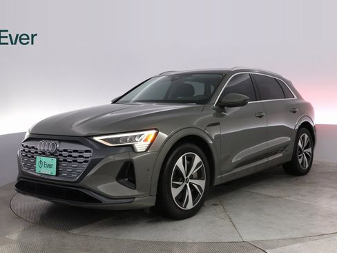 Used 2024 Audi Q8 e-tron Premium Plus w/ Premium Plus Package image 2