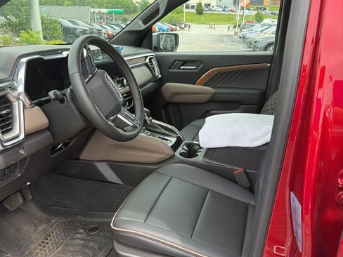 Used 2025 GMC Canyon Denali AWD/4WD image 4