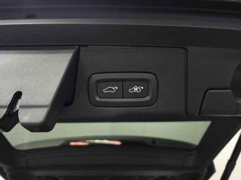 Used 2022 Volvo XC60 B5 R-Design w/ Advanced Package image 9