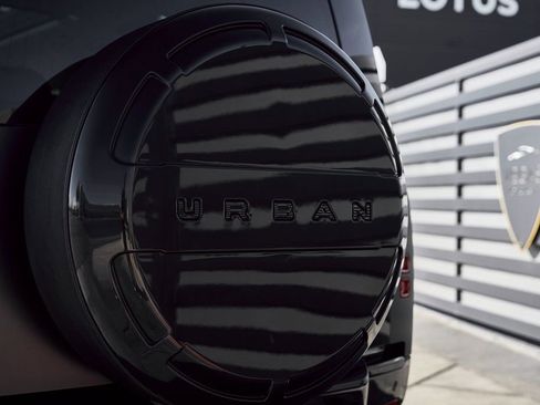 Used 2024 Land Rover Defender 110 SE image 18