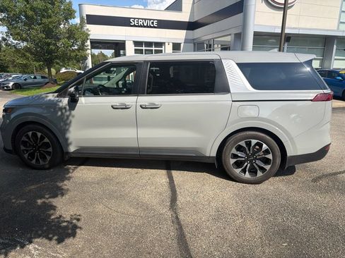 Used 2024 Kia Carnival EX FWD image 3