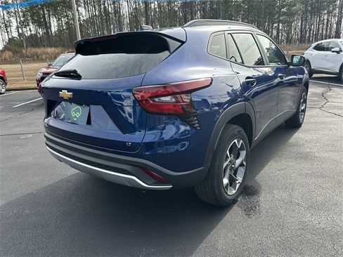 Certified 2024 Chevrolet Trax LT w/ LT Convenience Package image 8