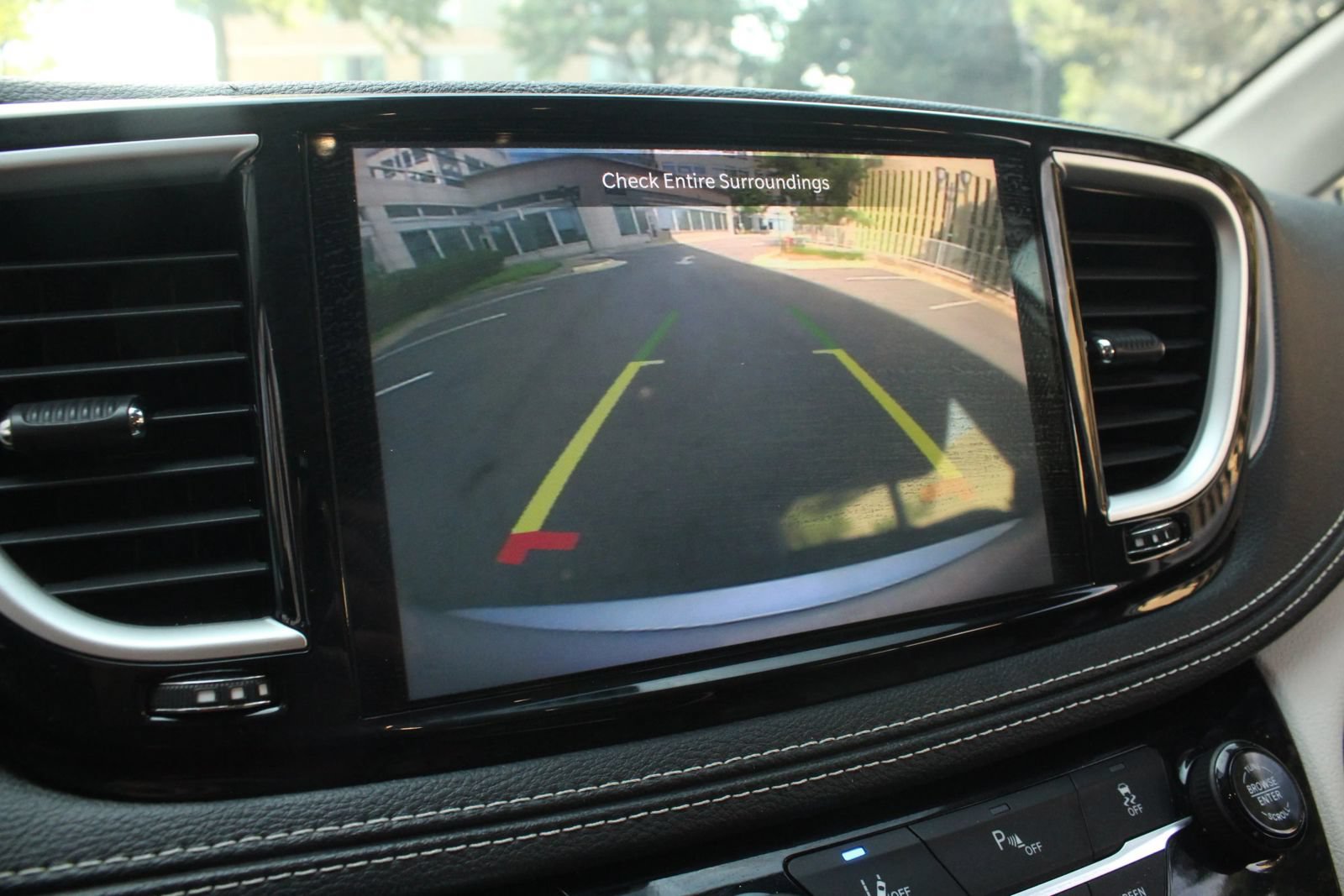 Used 2023 Chrysler Pacifica Touring-L FWD image 32