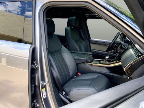 Used 2025 Land Rover Range Rover Sport SE AWD/4WD image 8
