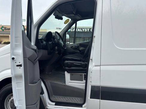 Used 2014 Mercedes-Benz Sprinter 2500 image 14