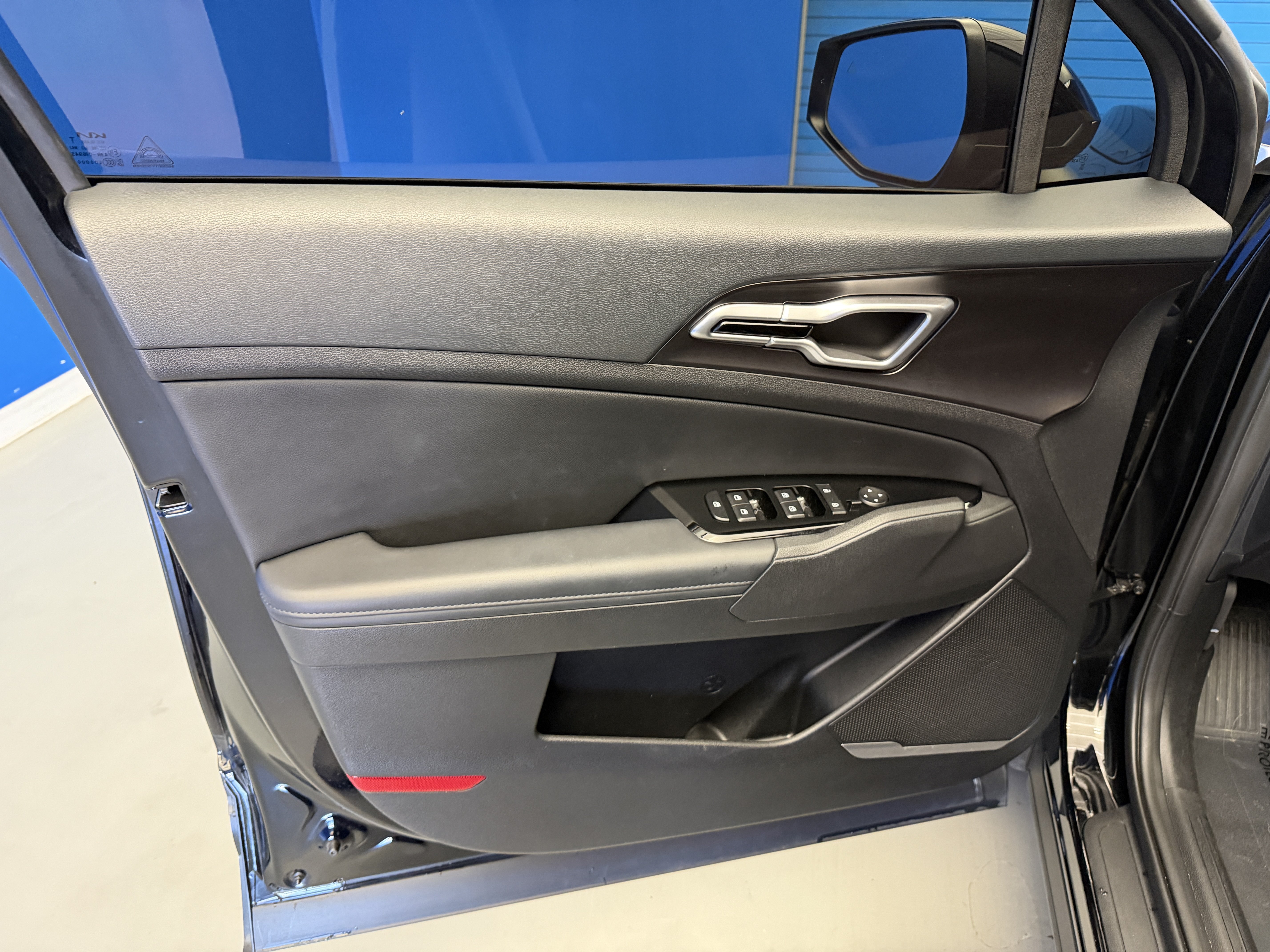 Used 2025 Kia Sportage EX FWD image 9