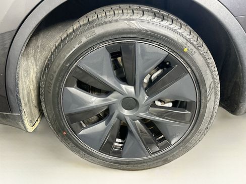 Used 2025 Tesla Model Y Long Range image 11