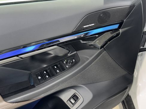 Used 2025 BMW i5 eDrive40i w/ Premium Package RWD image 19