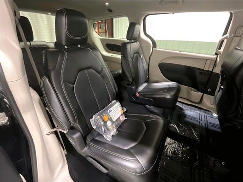 Used 2024 Chrysler Pacifica Touring-L image 27