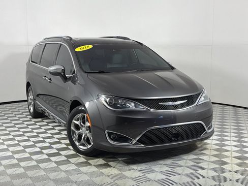 Used 2018 Chrysler Pacifica Limited FWD image 2