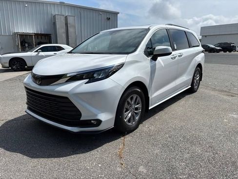 Used 2026 Toyota Sienna XLE FWD image 3