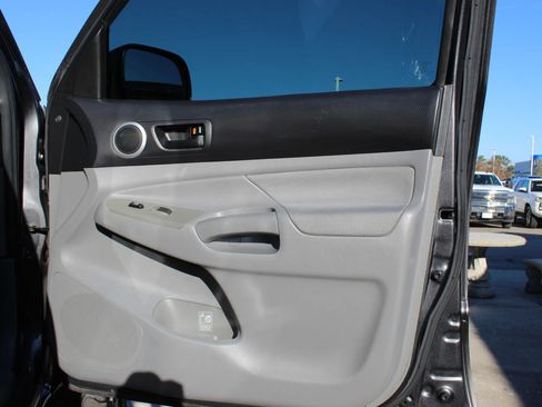 Used 2010 Toyota Tacoma PreRunner image 28