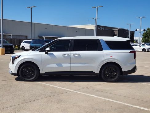 New 2027 Kia Carnival FWD image 3