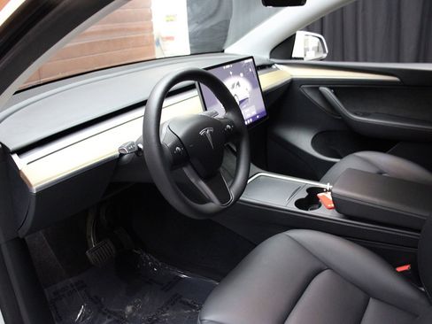 Used 2023 Tesla Model Y Long Range image 37