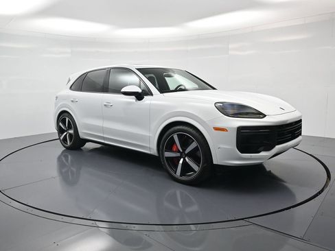 Used 2025 Porsche Cayenne Turbo AWD/4WD image 32