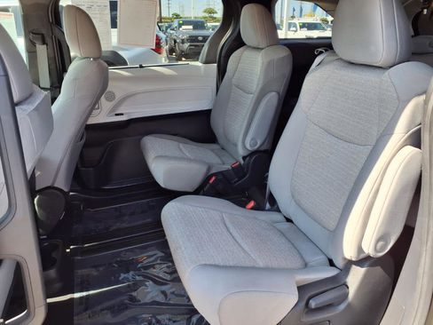 Certified 2025 Toyota Sienna LE FWD image 9