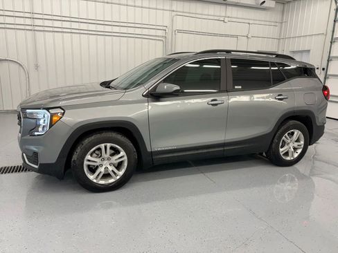 Used 2023 GMC Terrain SLE w/ Driver Convenience Package image 14