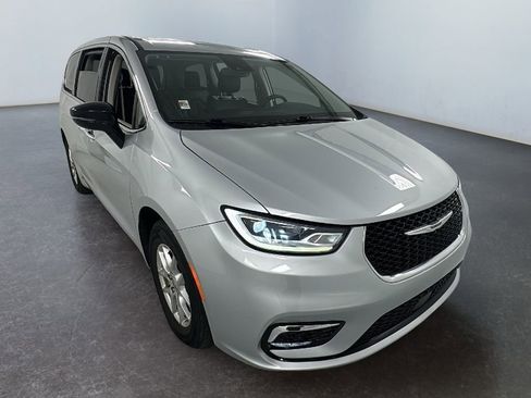 Used 2024 Chrysler Pacifica Touring-L image 1
