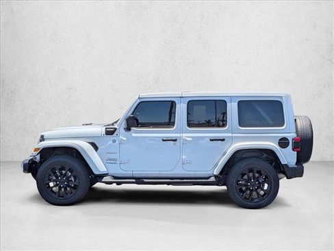 Used 2022 Jeep Wrangler Unlimited Sahara w/ Cold Weather Group AWD/4WD image 9