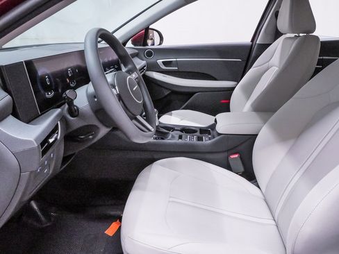 Used 2025 Hyundai Sonata SE image 9