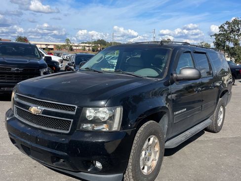 Used 2010 Chevrolet Suburban LT image 3