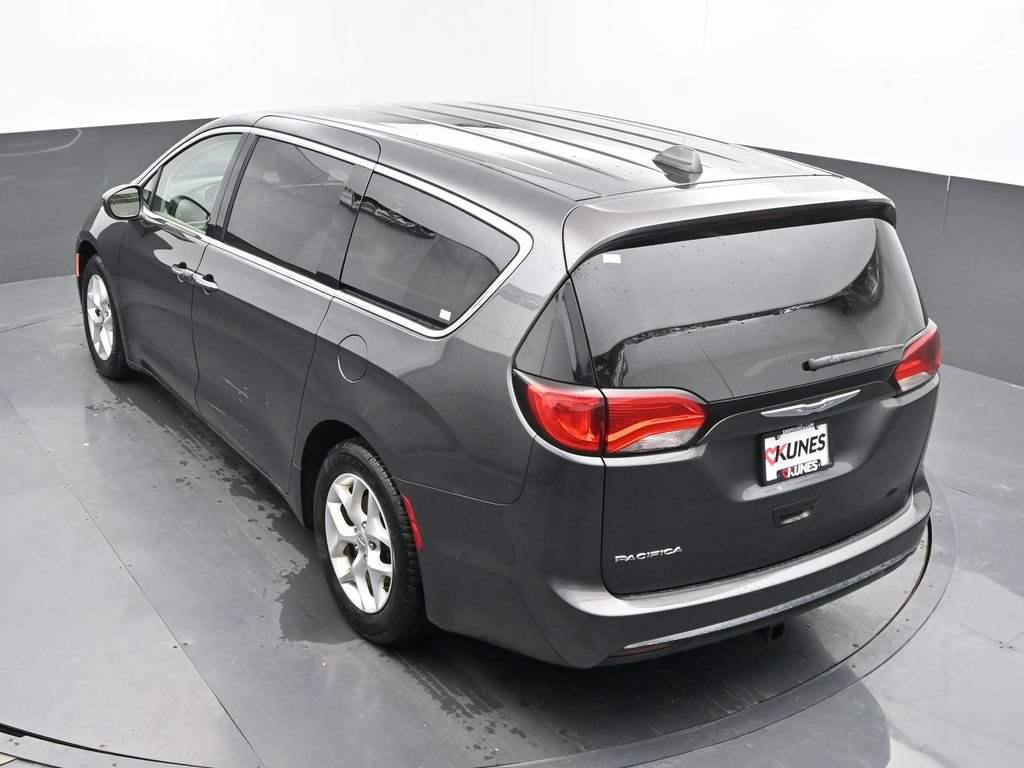 Used 2018 Chrysler Pacifica Touring Plus w/ Tire & Wheel Group FWD image 20