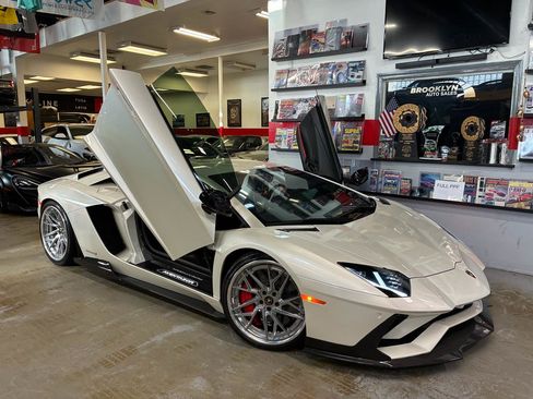 Used 2017 Lamborghini Aventador S AWD/4WD image 2