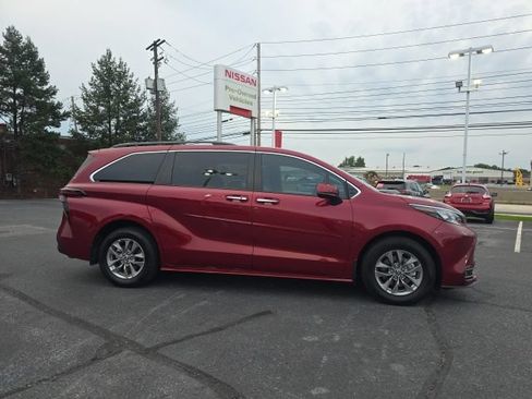 Used 2026 Toyota Sienna XLE FWD image 4