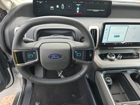 Used 2025 Ford Expedition Active RWD image 10