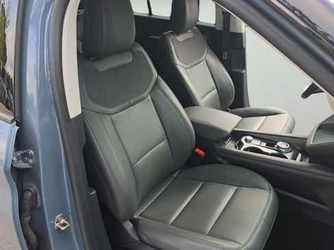 Used 2025 Ford Explorer Active w/ Active Comfort Package RWD image 25