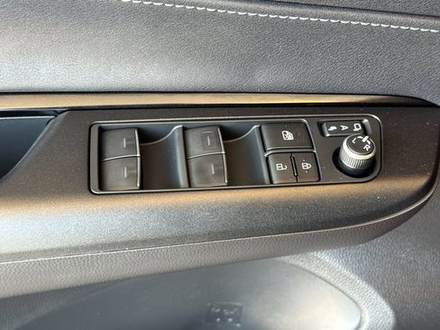 Used 2023 Toyota Venza LE AWD/4WD image 13