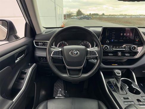 Certified 2023 Toyota Highlander XLE image 13