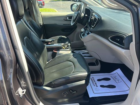Used 2019 Chrysler Pacifica Limited FWD image 9