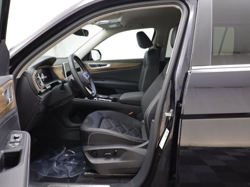 Used 2025 Volkswagen Atlas SE w/ Black Wheel Package image 5